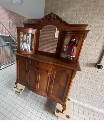 Antieke buffet kast. beschikbaar voor biedingen