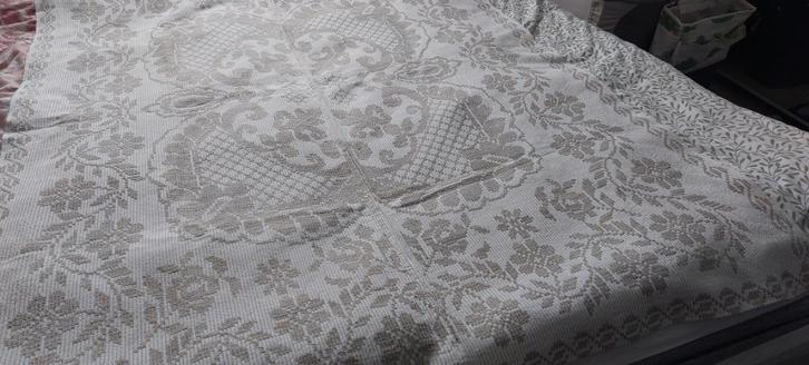 Beige crème kleurige handgemaakte sprei voor bed, Huis en Inrichting, Woonaccessoires | Plaids en Woondekens, Zo goed als nieuw