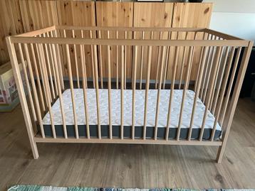 Houten Ledikant met 3D matras beschikbaar voor biedingen