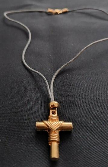 NIEUW! Massief kruis met leren ketting beschikbaar voor biedingen
