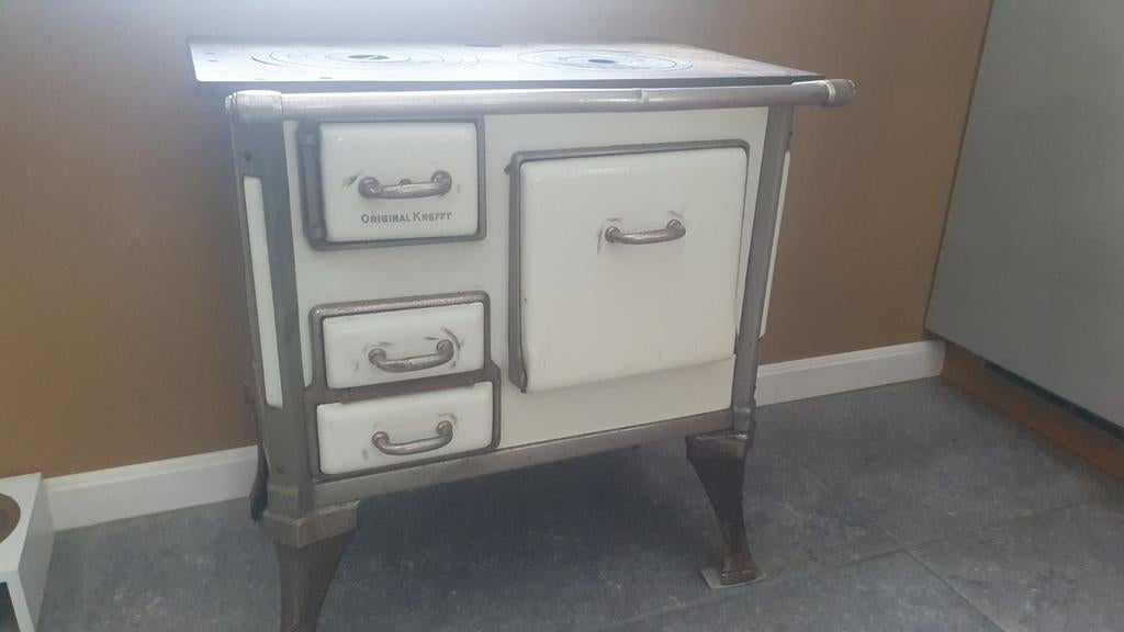 Antiek kolenfornuis met decoratief emaille, Gebruikt, Ophalen of Verzenden, Vrijstaand, Hout