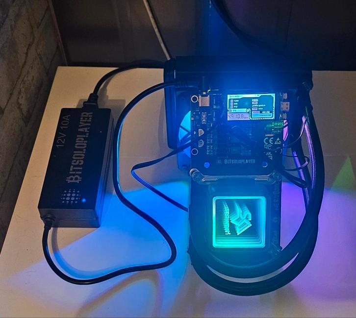 NerdQaxe++ Hydro
4.8TH 75Watt Miner, Computers en Software, Overige Computers en Software, Zo goed als nieuw, Ophalen of Verzenden