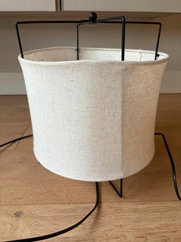 Tafellamp met Linnen kap en metalen frame beschikbaar voor biedingen
