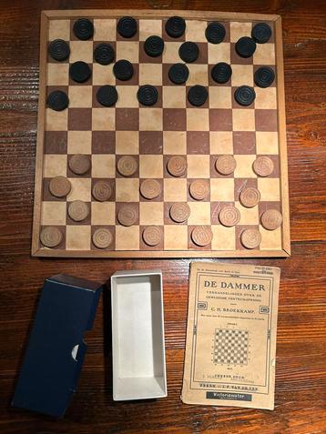 Vingage dambord met damstenen plus boekje “De dammer” beschikbaar voor biedingen