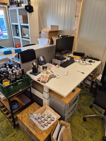 Professionele zit/sta bureaus, bureaustoelen en metalen kast beschikbaar voor biedingen