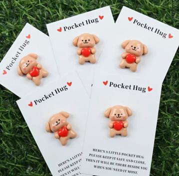 Pocket hug beertje, knuffel kaartje beschikbaar voor biedingen