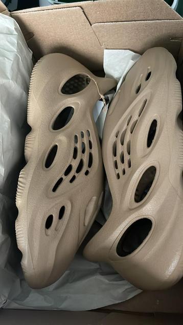 Yeezy foams maat 44,5 beschikbaar voor biedingen