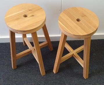2x houten krukje beschikbaar voor biedingen
