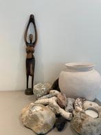 Gestyleerd houten beeld. Zwangere vrouw in yoga houding, Ophalen