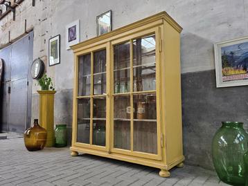 Vintage Houten Vitrinekast Geel | Half Hoge Vitrine Kast 2 beschikbaar voor biedingen