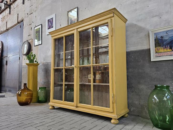 Vintage Houten Vitrinekast Geel | Half Hoge Vitrine Kast 2, Huis en Inrichting, Kasten | Vitrinekasten, Gebruikt, 150 tot 200 cm