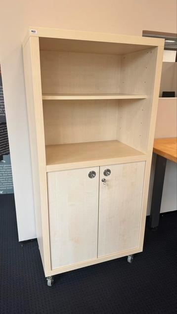 Kast met legborden en deurtjes
