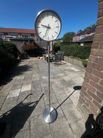 Klok op standaard beschikbaar voor biedingen