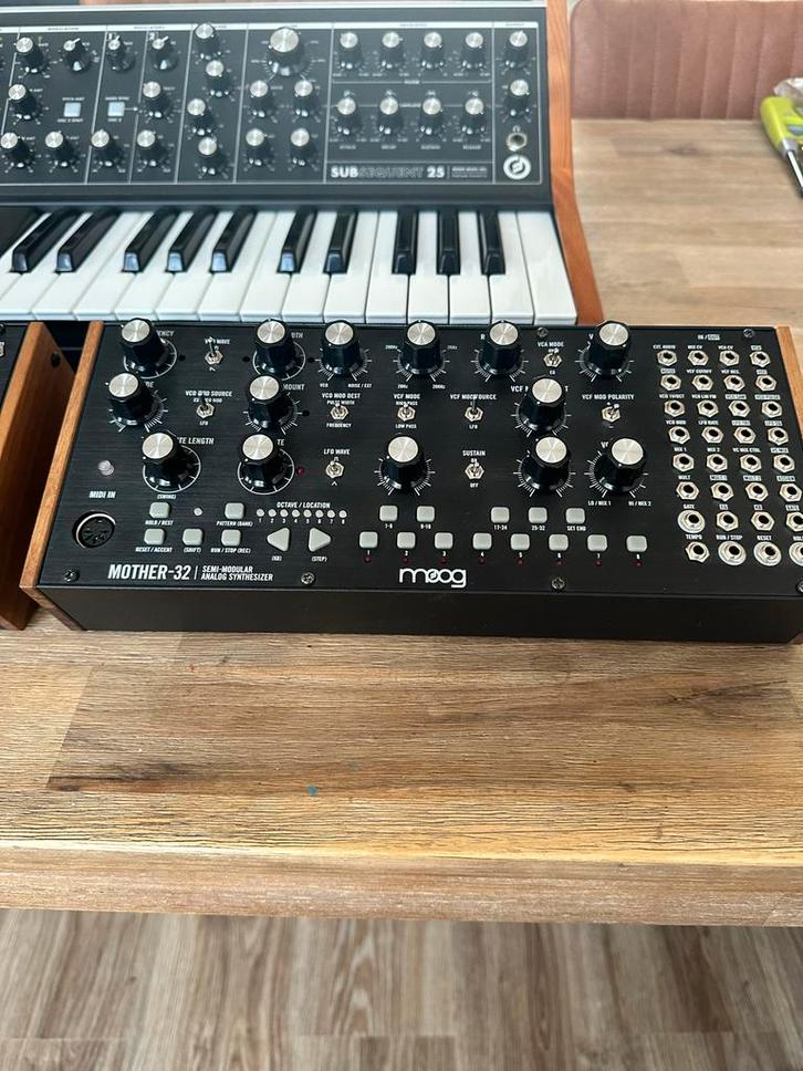 Moog Mother-32 Analoge Synthesizer, Muziek en Instrumenten, Synthesizers, Zo goed als nieuw, Overige aantallen, Met midi-aansluiting