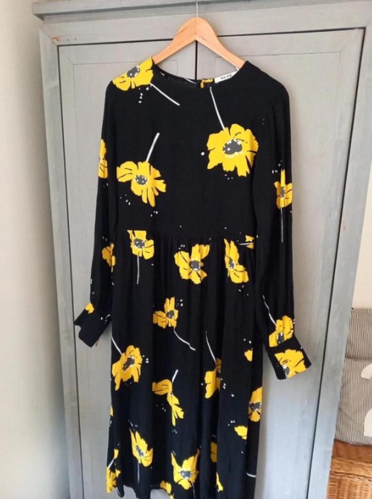 Na-KD jurk 42, Kleding | Dames, Jurken, Zo goed als nieuw, Maat 42/44 (L), Zwart, Onder de knie, Ophalen of Verzenden