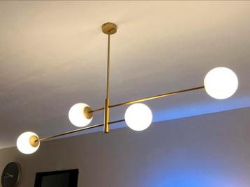 Moderne messing hanglamp met 4 glazen bollen beschikbaar voor biedingen