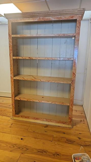 Kast, gebruikt als achterwand. beschikbaar voor biedingen