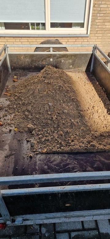 +- 2 kruiwagens rivierzand om te straten gratis beschikbaar voor biedingen