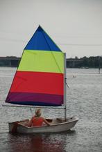 Kleurrijke Optimist, Watersport en Boten, Zeilen en Zeiltoebehoren, Gebruikt, Minder dan 15 m², Overige typen, Ophalen