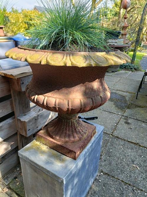 2 grote gietijzeren tuinvazen, Tuin en Terras, Tuinvazen, Gebruikt, Ophalen