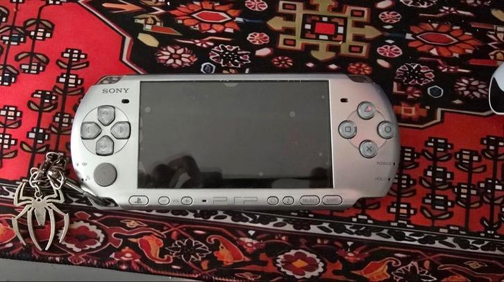 PSP 3000 Zilver, Spelcomputers en Games, Spelcomputers | Sony PSP, Zo goed als nieuw, PSP 3000, Overige kleuren, Verzenden