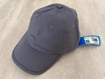 Adidas Premium Essentials Dad Pet NIEUW beschikbaar voor biedingen