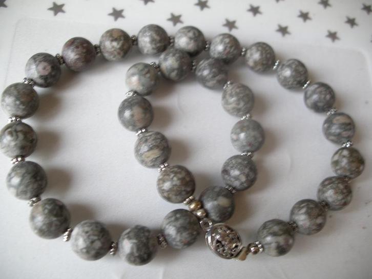 Een mooie Lichtgrijze Jaspis edelstenen ketting, Sieraden, Tassen en Uiterlijk, Antieke sieraden, Ketting, Overige materialen