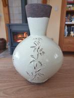 Vintage keramische vaas met bloemmotief, Huis en Inrichting, Woonaccessoires | Vazen, Gebruikt, Overige kleuren, Aardewerk of Porselein