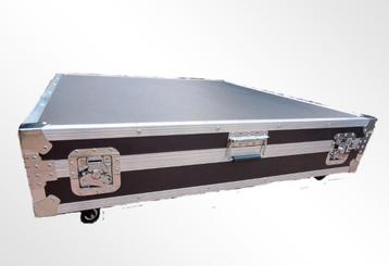 Unieke salontafel 104x 104 cm beschikbaar voor biedingen