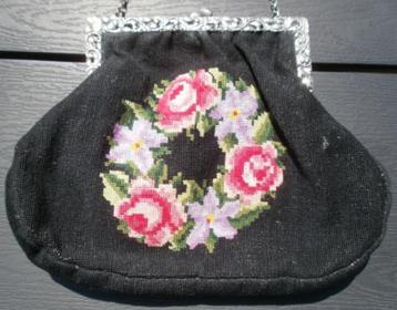 Antiek dames tasje met jasseron ketting geborduurd beschikbaar voor biedingen