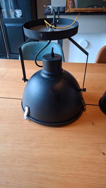 Industriële Zwarte Lamp met Melkglas beschikbaar voor biedingen