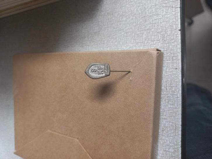 Metalen vintage antiek speldje van S.K.F., Verzamelen, Speldjes, Pins en Buttons, Zo goed als nieuw, Ophalen of Verzenden