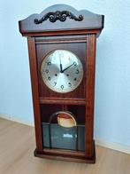 Nette vintage wandklok met slinger / slingerklok, Huis en Inrichting, Woonaccessoires | Klokken, Ophalen of Verzenden, Gebruikt