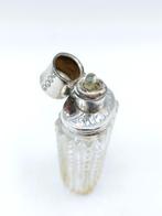 Kristallen parfumflesje met zilveren dop. 19e eeuws., Antiek en Kunst, Verzenden