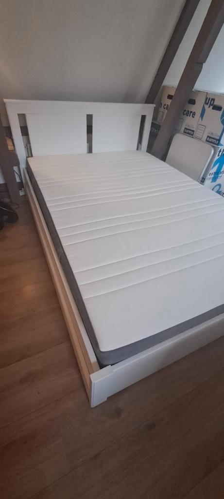 Bed met matras, Huis en Inrichting, Slaapkamer | Bedden, Zo goed als nieuw, Tweepersoons, 140 cm, 200 cm, Hout, Wit, Ophalen