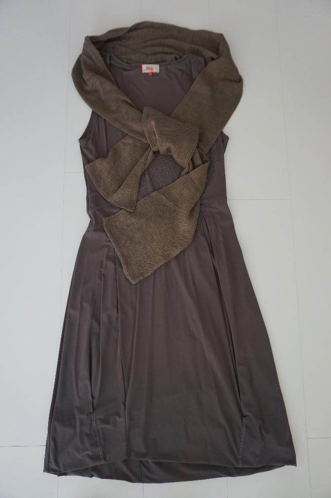 2026 Jurk grijs met sjaal ballonjurk maat 2 = S M - 36 38 40, Kleding | Dames, Jurken, Zo goed als nieuw, Maat 38/40 (M), Grijs