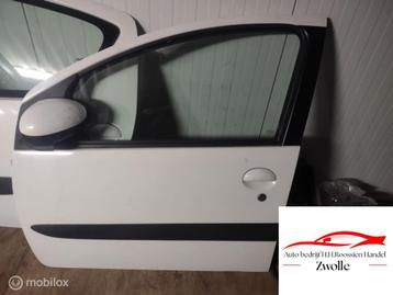 Voordeur links met ruit linksvoor wit Toyota Aygo 2011 beschikbaar voor biedingen