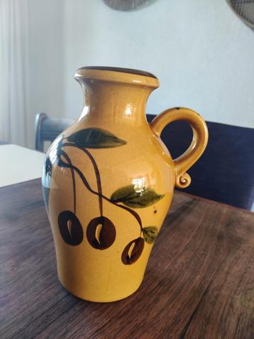 Vintage Keramiek Kan met Kersen Decor beschikbaar voor biedingen