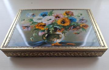 Vintage koekjes blik met anemonen bloemen in vaas beschikbaar voor biedingen