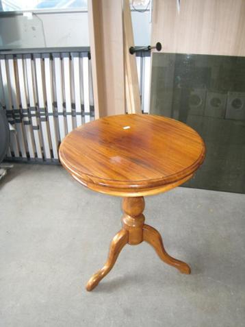 Vintage rond wijntafeltje beschikbaar voor biedingen