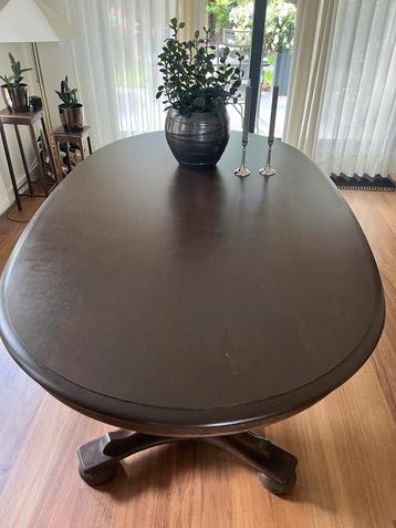 Klassieke ovale donkerbruine tafel met 2 stoelen beschikbaar voor biedingen