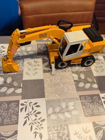 Zgan. Bruder 2426 Liebherr graafmachine beschikbaar voor biedingen