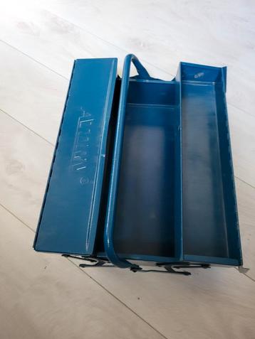 Vintage blauwe gereedschapskist beschikbaar voor biedingen