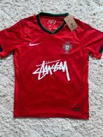 Nike x Stüssy Portugal Shirt - Nieuw met tags - M en S, Ophalen of Verzenden, Nieuw, Maat 48/50 (M), Rood