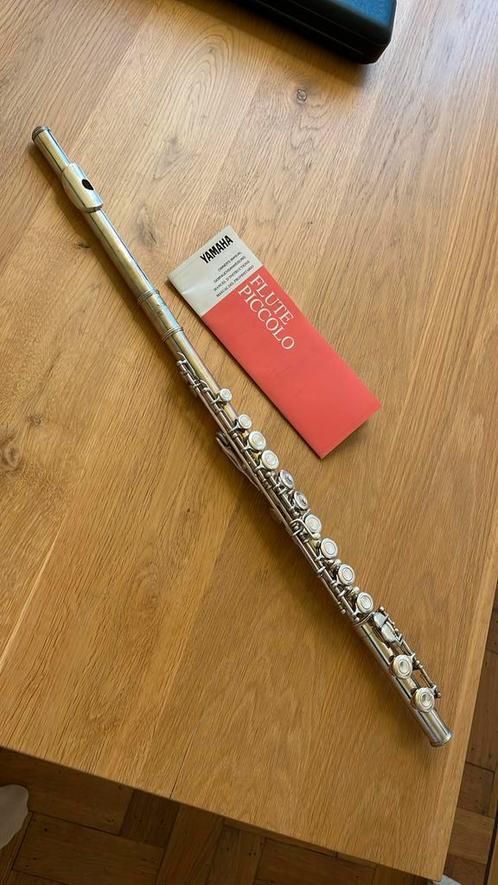 Dwarsfluit Yamaha en muziekstandaard, Muziek en Instrumenten, Blaasinstrumenten | Dwarsfluiten en Piccolo's, Zo goed als nieuw