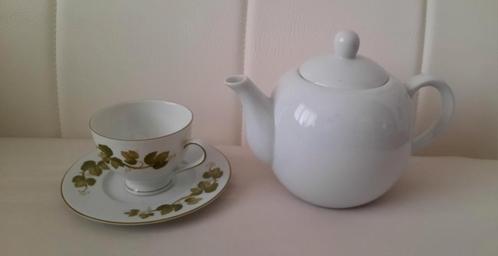 Thee pot en kop & schotel met blad motief, Huis en Inrichting, Keuken | Servies, Zo goed als nieuw, Kop(pen) en/of Schotel(s)