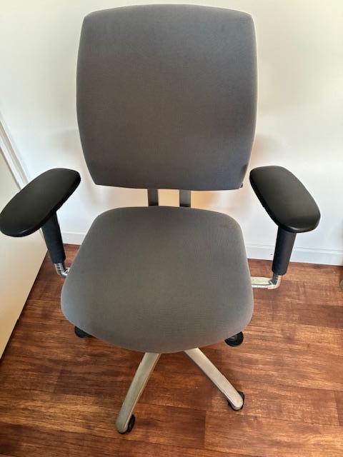 Grijze bureaustoel - comfortabel en functioneel, Huis en Inrichting, Bureaustoelen, Gebruikt, Bureaustoel, Grijs, Ergonomisch