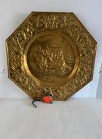 Antieke Messing Schaal met Reliëf Decoratie - Gouden Kleur, Antiek en Kunst, Antiek | Schalen, Ophalen of Verzenden