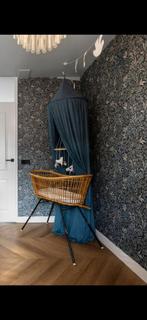 Wieg met rieten mand en zwart stalen onderstel, Ophalen, Zo goed als nieuw, Wieg