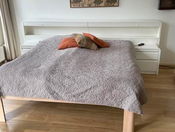Bedombouw met 2 nachtkastjes (zonder bed)
